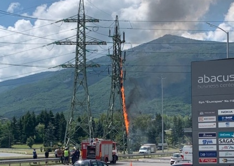 Стълб за високо напрежение пламна на столичния булевард България малко