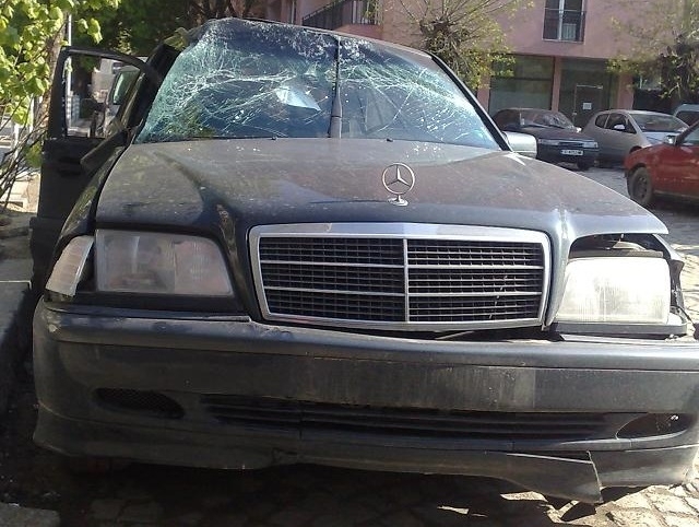 Лек автомобил Мерцедес е бил увреден във врачанското село Зверино