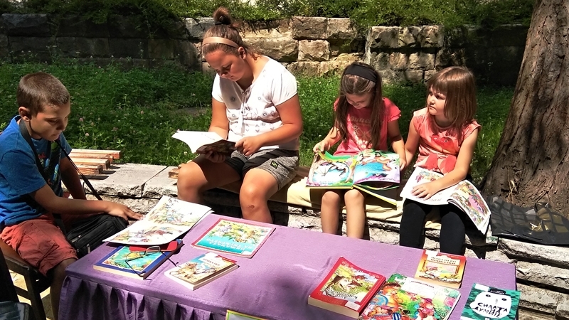 Библиотека Йордан Радичков организира лятна читалня на открито за децата и гостите
