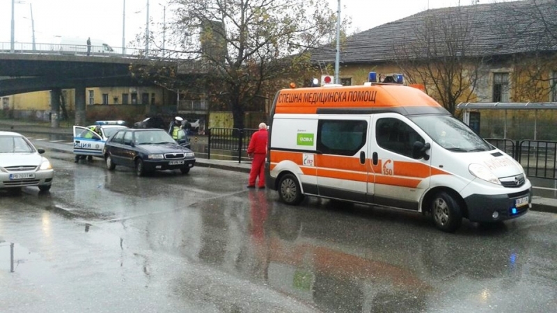 Кола е блъснала дете на пешеходна пътека във Враца съобщиха