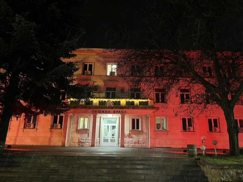 Община Враца грейна в червено по повод Световния ден за борба със СПИН