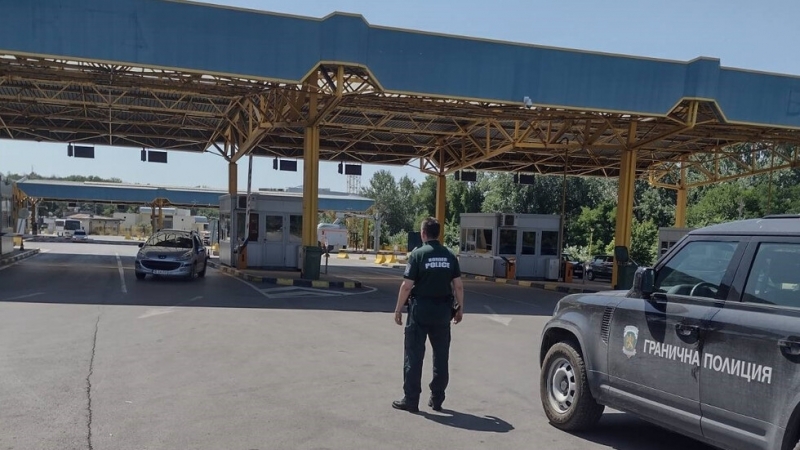 Двама мъже бяха задържани при опит да изнесат зад граница