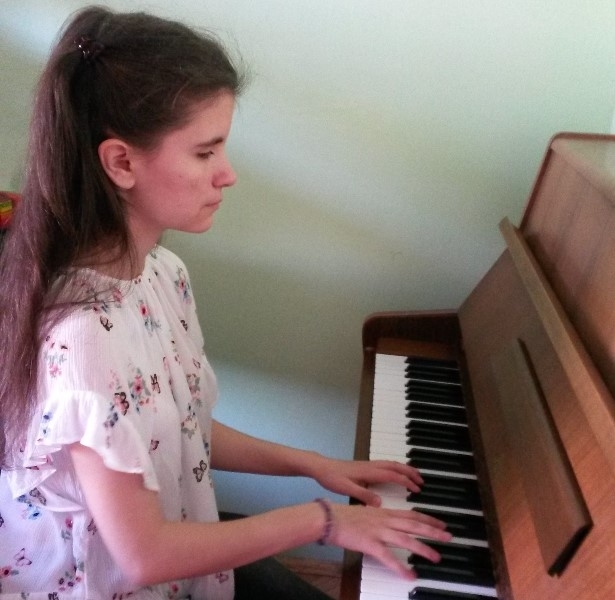 Младата талантлива врачанска пианистка Елица Стефанова получи като подарък пиано