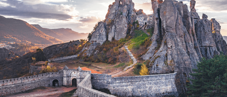 Млад мъж и непълнолетно момиче от Червен бряг са арестувани