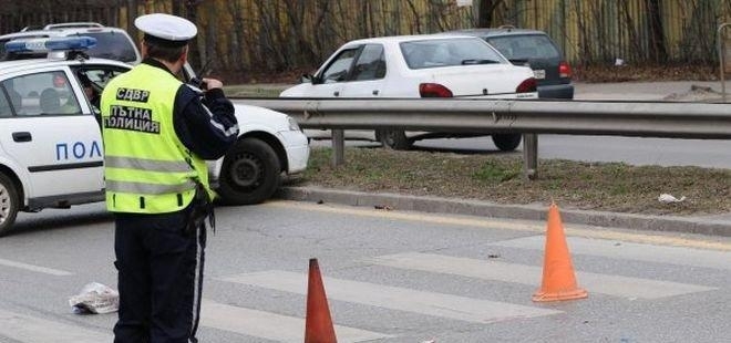 Шофьор помете мъж и жена в Харманли като пешеходецът е