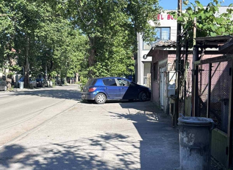 Така се спира във Враца! Нагъл шофьор затапи тротоар, майки с колички слизат на пътя /снимки/