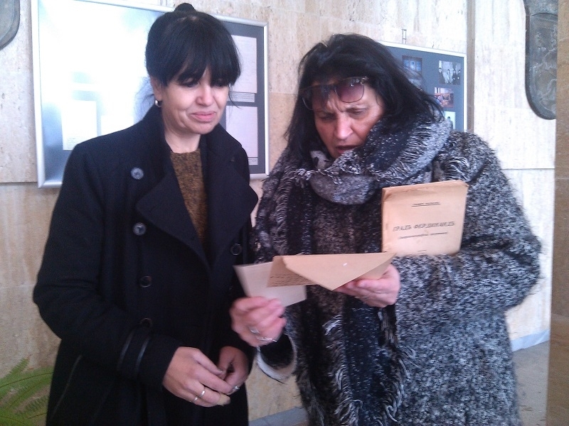 Светла Трашлиева дари ценен документ на Държавния архив в Монтана