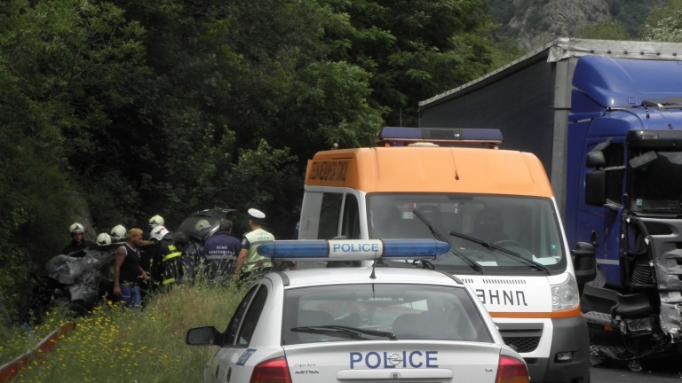 4 реаномобилa от ВМА и болница Лозенец летят към района