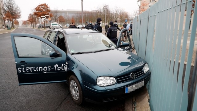 Автомобил се вряза в оградата на сградата в която се