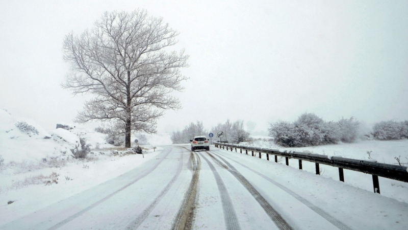 Над 350 машини почистват републиканските пътища в районите със снеговалеж,