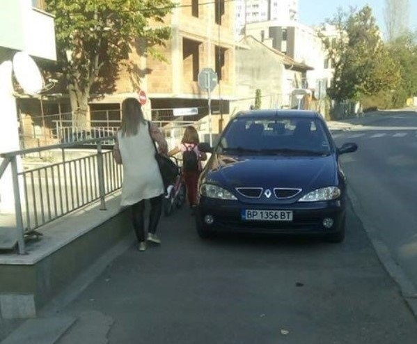 Пълно безобразие! Наглец затапи с „Рено“-то си тротоар във Враца