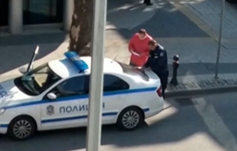 Глобиха полицай за това че не носи предпазна маска докато