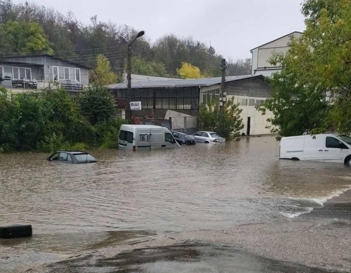 Русе е под вода: Наводнени улици, закъсали автомобили и паднали дървета /снимки/