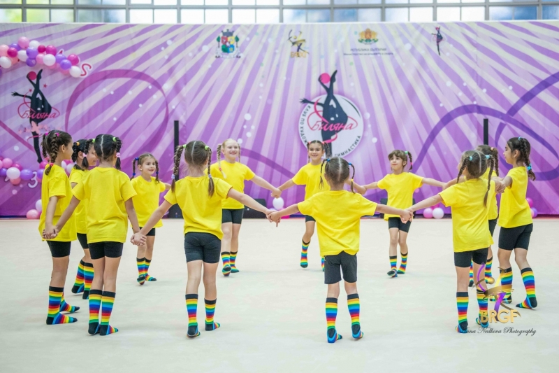 Три златни медала спечелиха гимнастичките на ЖКХГ Анелия Мездра