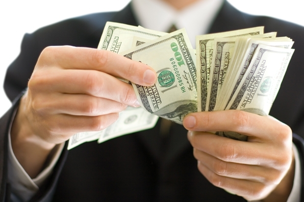 Директор на завод присвоил 65 бона за скъпи вещи и техника