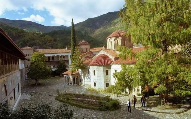 Измамници въвлекли Бачковския манастир в схема с фалшиви терапии за