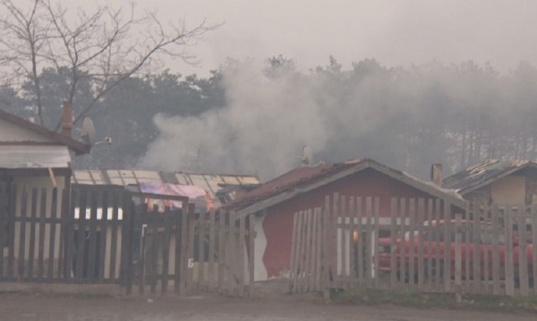Гъст дим придружен с остра задушлива миризма това дишат