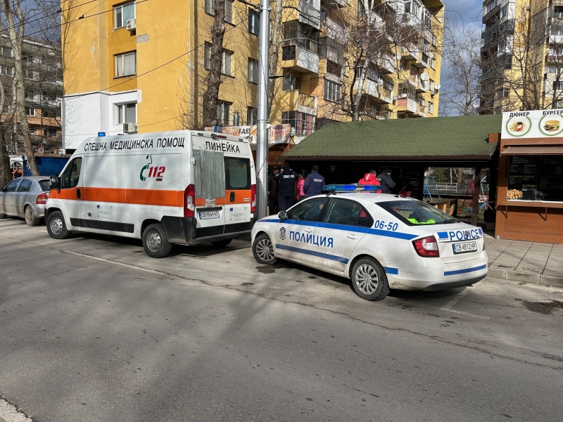 Мъж падна и почина докато обядва срещу болницата във Враца