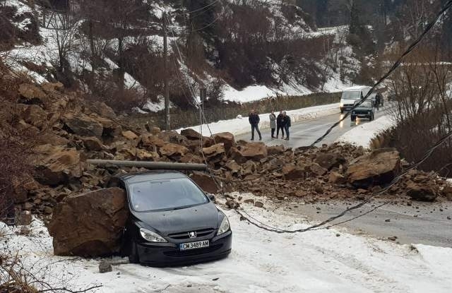 Огромно свлачище затвори пътя Смолян Девин в района на Широка лъка