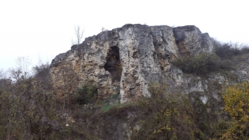 Акция по почистването на пътя до скалните рисунки край мездренското