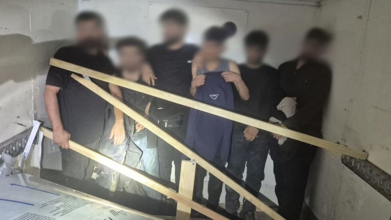 Заловиха 8 мигранти, укрити в тайник на микробус на българо-гръцката граница /снимки/