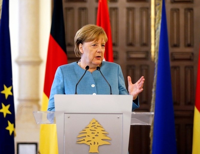 Двама от всеки петима германци искат канцлерката Ангела Меркел да