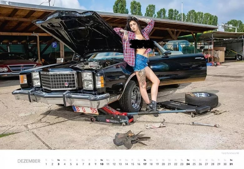 Твърде леко облечени момичета в автосервиз е вторият еротичен календар на германския