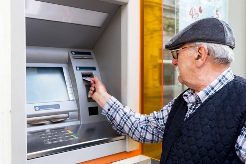 В пощенските станции вече се изплащат по високите размери на пенсиите