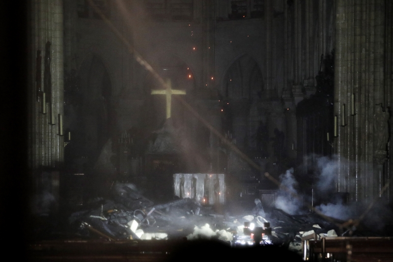Огромният пожар който опустоши катедралата Нотр Дам в Париж е