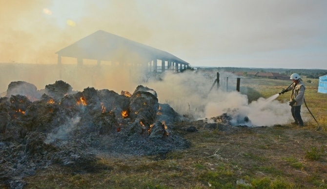 Пожар превърна в пепел 1 000 бали, складирани до земеделско