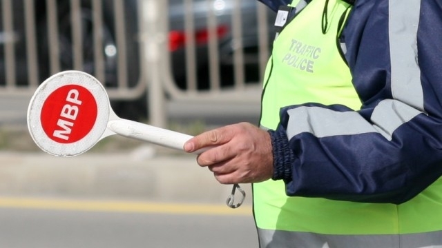 Полицаи задържаха 53 годишен мъж от Костинброд управлявал кола без регистрационни