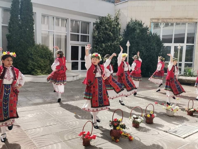 Рано рано тази сутрин лазарки от ДГ Мир в село Селановци