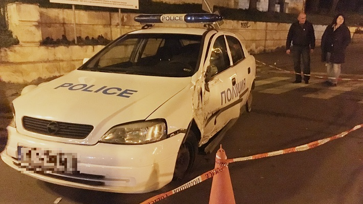 Млад полицай се заби със служебната кола в бетонен кол