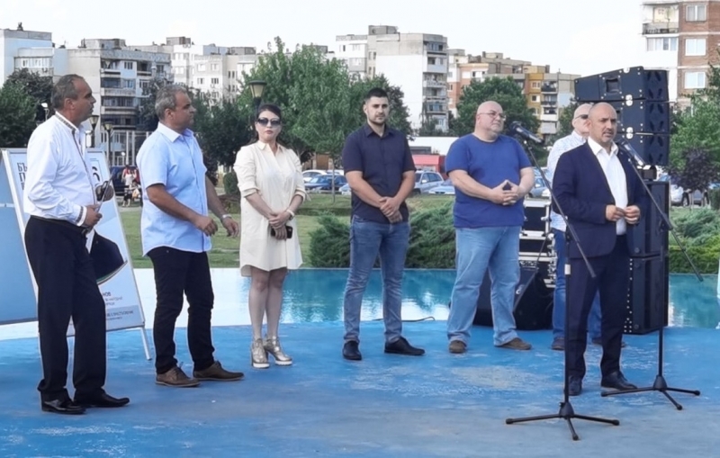 С концерт на уникалните танцьори от ансамбъл Българе и талантливата