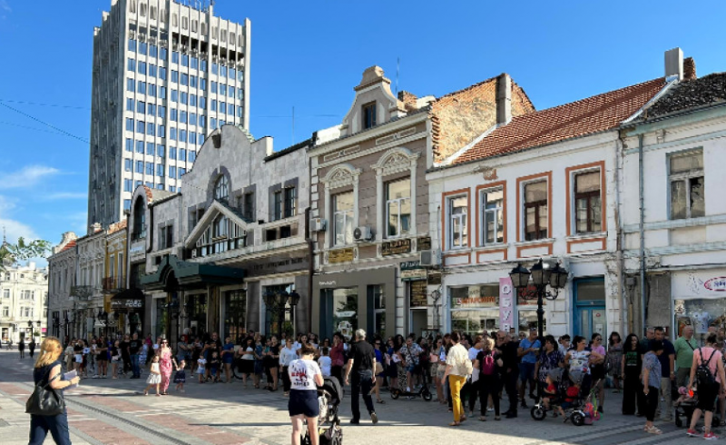 Мирeн протест в подкрепа на нападнатото с макетен нож момиче