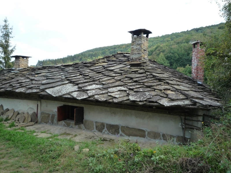 Заловиха двама откраднали 140 квадрата каменни плочи от покрива на