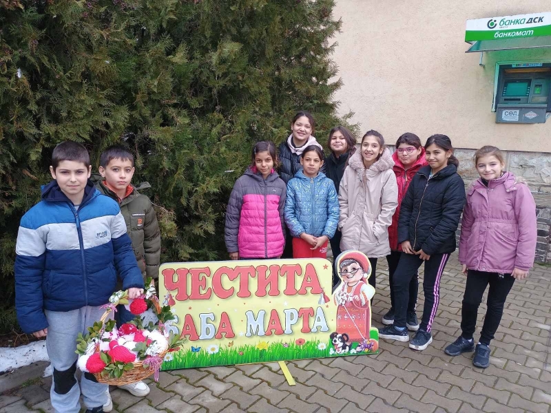 Малчугани украсиха центъра на Борован за Баба Марта съобщиха от