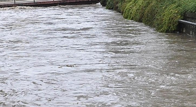 Дъждове наводниха дворове и приземни етажи в бургаските села Ливада