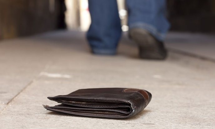Полицията във Вършец издирва собственика на портмоне с парична сума