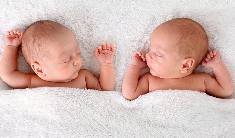 Сестри близначки родиха в един и същи ден Случаят е първи в историята