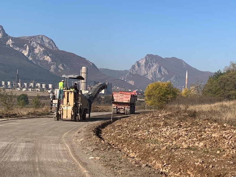 От днес стартираха строително-ремонтните дейности на пътя за село Костелево.