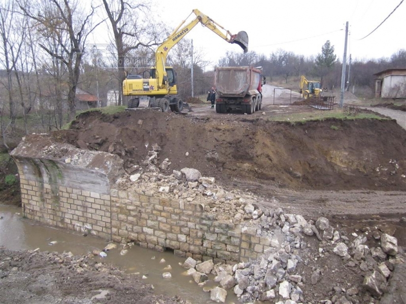 Срутеният мост по време на наводнението през лятото на 2014