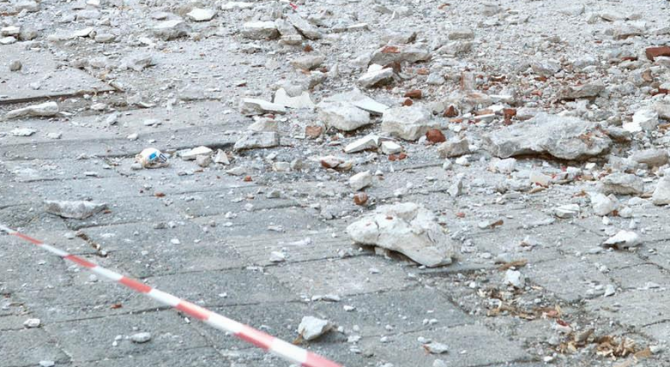 Част от мраморна облицовка на поликлиниката в Казанлък падна върху