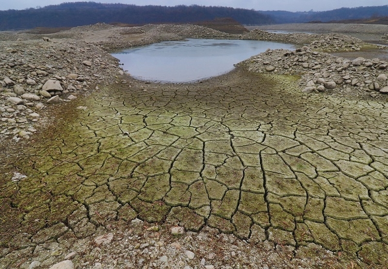Водите в язовир Огоста продължават да спадат драстично научи агенция