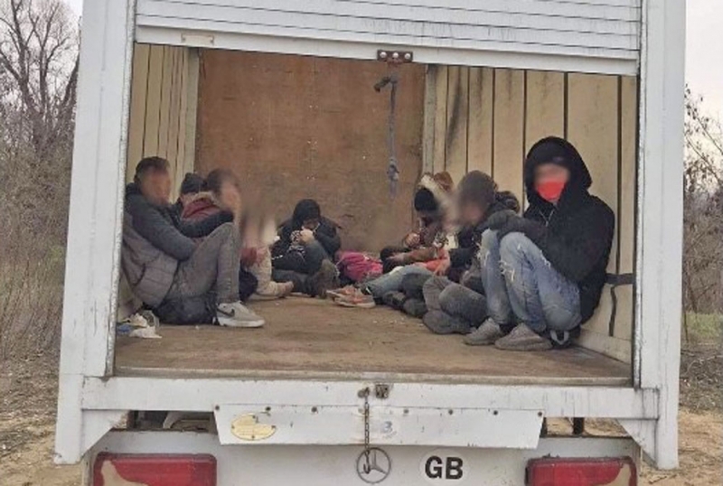 Заловиха 26 незаконни мигранти в микробус в Бургаско