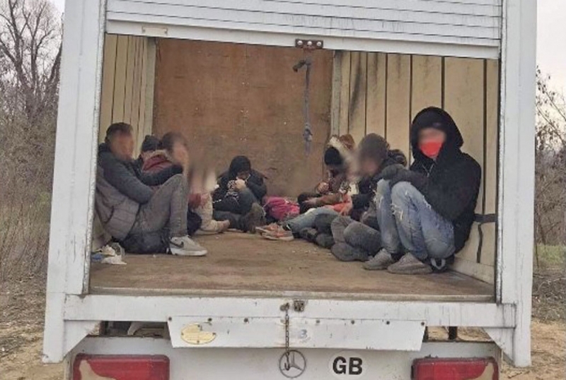 Гранични полицаи от ГПУ Бургас задържаха микробус с 26 незаконни мигранти съобщиха