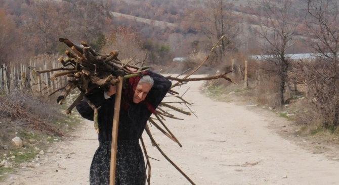 Група роми мамели възрастни хора по селата в Кюстендилско с