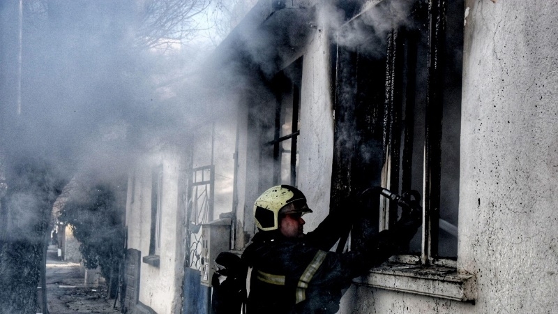Задържаха мъж и жена, драснали клечката на постройка в Грамада