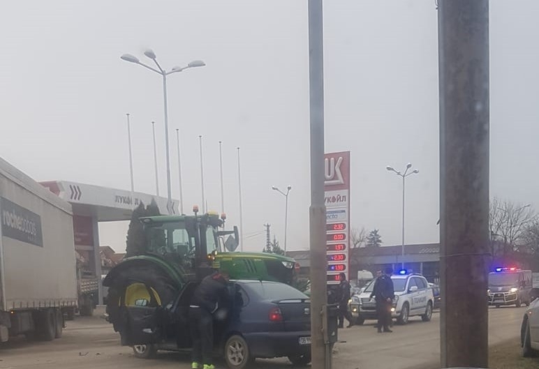 Софийска кола и трактор са се ударили в Монтана научи