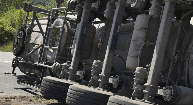 59 годишен шофьор е загинал на място след като камионът му